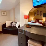 3 Cambridge Penzion 4*